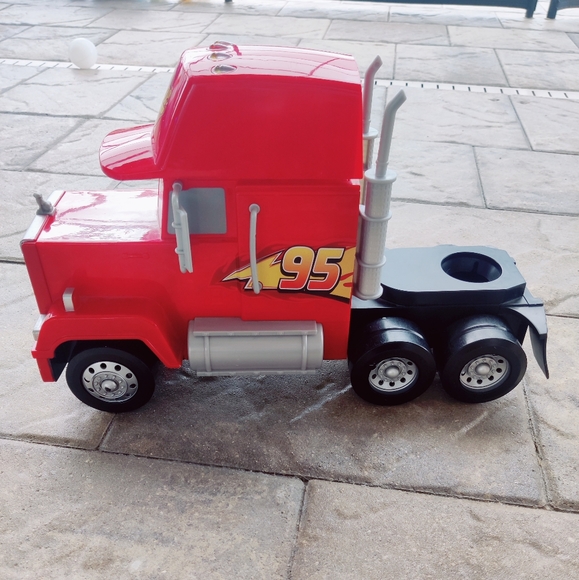 Disney cars mack truck lightning McQueen - Picture 1 of 7
